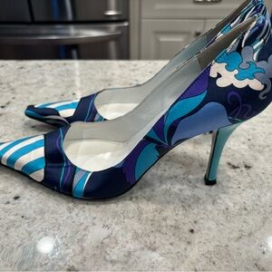 Excellent condition, fabric/satin-like pumps